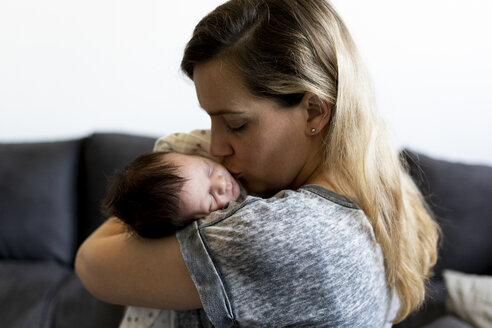 Mutter hält und küsst ihr neugeborenes Baby - ERRF01338