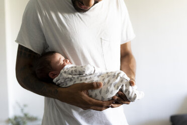 Vater hält sein schlafendes neugeborenes Baby - ERRF01345
