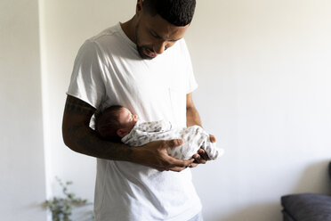Vater hält sein schlafendes neugeborenes Baby - ERRF01346