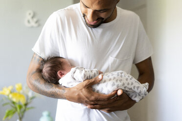 Vater hält sein schlafendes neugeborenes Baby - ERRF01348