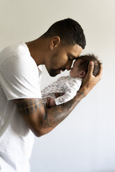 Liebevoller Vater hält sein schlafendes Neugeborenes - ERRF01350