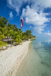 Französisch-Polynesien, Tuamotus, Tikehau, Palmenstrand mit Flagge - RUNF02074