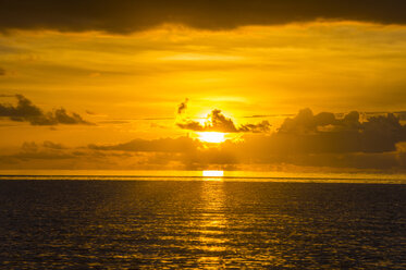 French Polynesia, Tuamotus, Tikehau, sunset over the ocean - RUNF02079