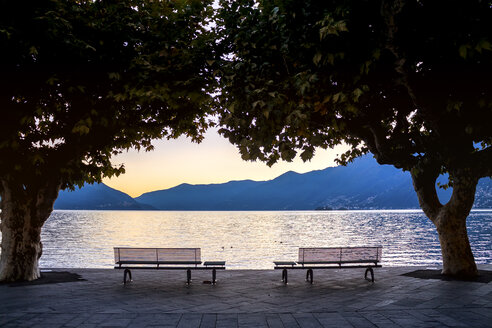 Bänke am Lago Maggiore bei Sonnenuntergang, Ascona, Tessin, Schweiz - PUF01481
