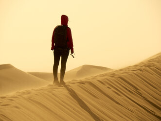 Rückenansicht einer Frau auf einer Düne in der Namib-Wüste, Namibia - VEGF00240