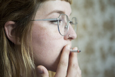 Young woman smoking - FLLF00187