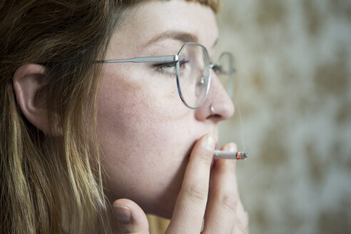 Junge Frau beim Rauchen - FLLF00187