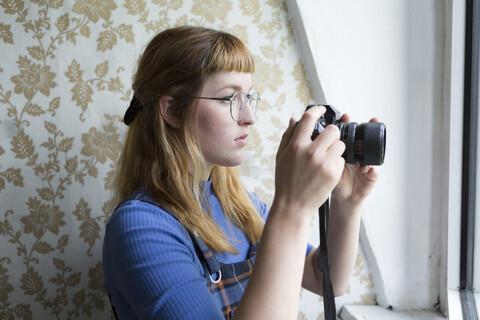 Studentin mit Kamera, lizenzfreies Stockfoto