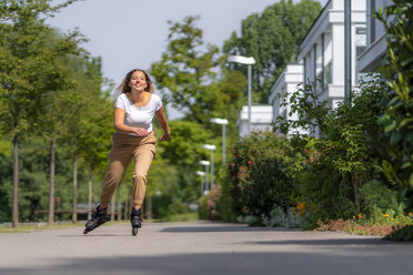 Junge Frau auf Inline-Skates in der Stadt, Waiblingen, Deutschland - STSF01983