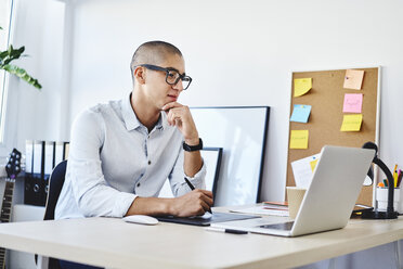 Porträt eines Grafikdesigners bei der Arbeit im Heimbüro - BSZF01073