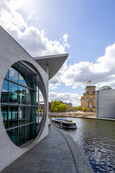 Blick auf den Reichstag mit Marie-Elisabeth-Lüders-Gebäude im Vordergrund, Berlin, Deutschland - PUF01482