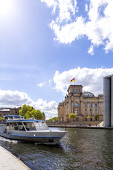 Blick auf den Reichstag mit einem Ausflugsboot auf der Spree im Vordergrund, Berlin, Deutschland - PUF01485