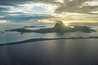 Französisch-Polynesien, Luftaufnahme von Bora Bora bei Sonnenuntergang - RUNF02087