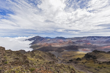 USA, Hawaii, Maui, Haleakala, Vulkanlandschaft mit Wolken, Blick in den Haleakala-Krater - FOF10759