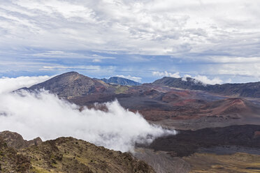 USA, Hawaii, Maui, Haleakala, Vulkanlandschaft mit Wolken, Blick in den Haleakala-Krater - FOF10760