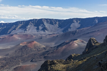 USA, Hawaii, Maui, Haleakala, Vulkanlandschaft mit Wolken, Blick in den Haleakala-Krater - FOF10761