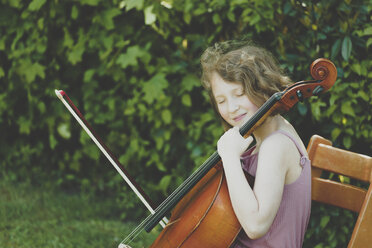 Ein Mädchen spielt mit geschlossenen Augen Cello - IHF00021
