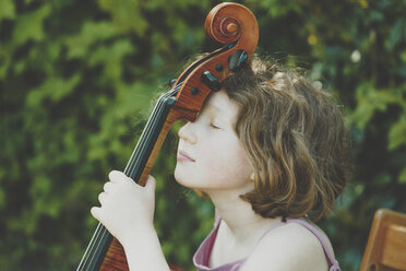 Ein Mädchen macht eine Pause während ihrer Cello-Übungen - IHF00022