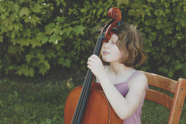 Ein Mädchen macht eine Pause während ihrer Cello-Übungen - IHF00023