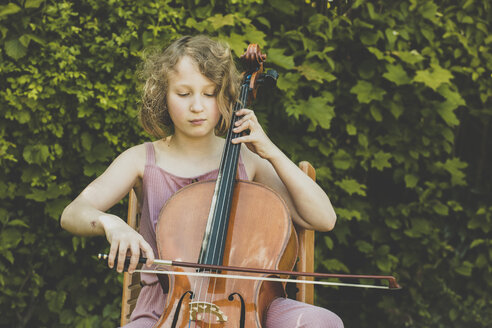 Ein Mädchen spielt Cello im Garten - IHF00025