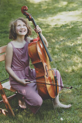 Ein Mädchen mit einem Cello im Garten - IHF00027