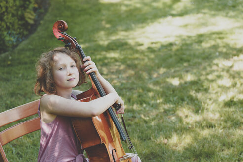 Ein Mädchen mit Cello im Garten - IHF00028