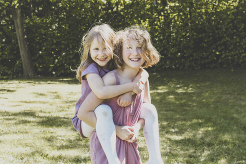 Eine große Schwester trägt ihre kleine Schwester, Girl power - IHF00032