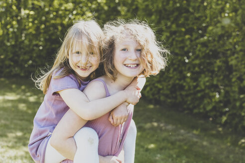 Eine große Schwester trägt ihre kleine Schwester, Girl power - IHF00033