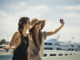 Kaukasische Frauen, die für ein Handy-Selfie posieren - BLEF03681