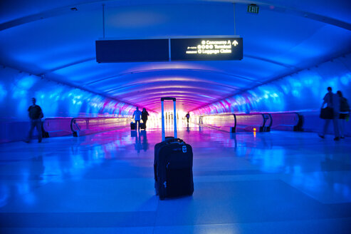 Verlassener Koffer in blauem Flughafenterminal - BLEF03710