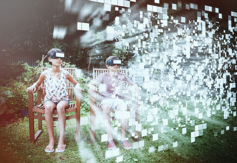 Mixed Race Bruder und Schwester Betrachtung schwebenden Pixel mit vr-Brille, lizenzfreies Stockfoto
