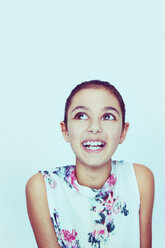 Porträt eines lächelnden gemischtrassigen Mädchens mit großen Augen - BLEF03721