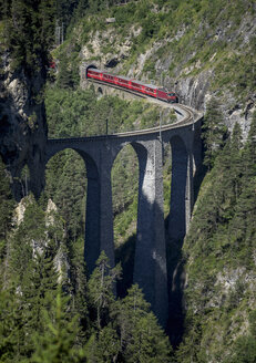 Zug auf Bergbrücke, Filisur, Kanton Graubünden, Schweiz - BLEF03733