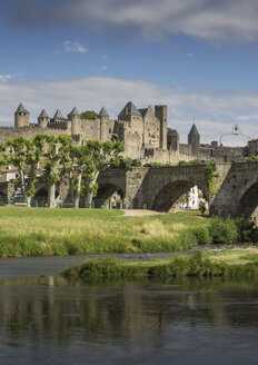 Fluss in der Nähe der mittelalterlichen Stadt Carcassonne, Languedoc-Roussillon, Frankreich - BLEF03737