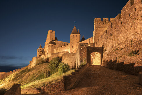 Straße zur Burg bei Nacht in Carcassonne, Languedoc-Roussillon, Frankreich - BLEF03739