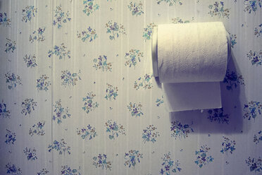 Toilet paper and wallpaper - BLEF03804