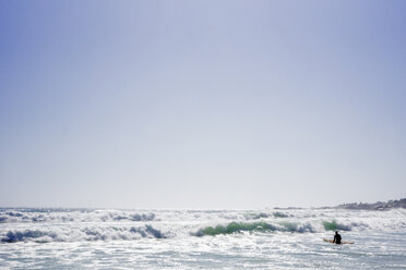 Surfer hält Surfbrett in den Wellen des Ozeans - BLEF03812