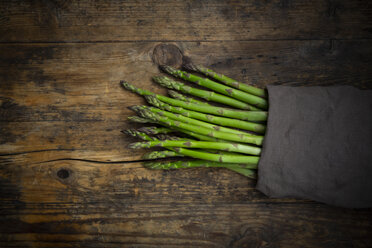 Bunch of green asparagus, kitchen towel, from above - LVF08036