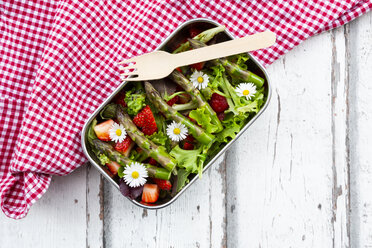 Lunchbox mit grünem Salat, grünem Spargel, Erdbeeren und Gänseblümchen - LVF08042