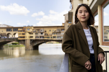 Italien, Florenz, junge Touristin am Ponte Vecchio - FMOF00628