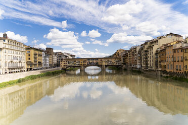 Italien, Florenz, Fluss Arno und Ponte Vecchio - FMOF00639