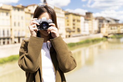 Italien, Florenz, junge Touristin beim Fotografieren am Ponte Vecchio - FMOF00641