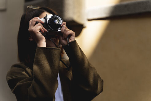Italien, Florenz, junge Touristin beim Fotografieren in der Stadt - FMOF00651