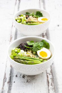 Zwei Schalen Ramen-Suppe mit Ei, grünem Spargel, Nudeln, Shitake-Pilzen und Frühlingszwiebeln - LVF08049