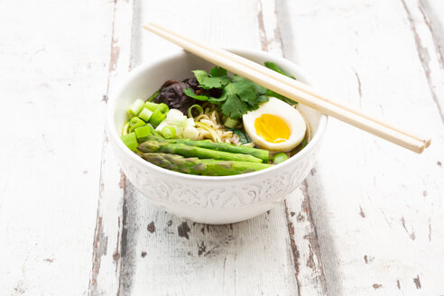 Schüssel Ramen-Suppe mit Ei, grünem Spargel, Nudeln, Shitake-Pilzen und Frühlingszwiebeln - LVF08050