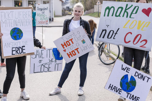 Mädchen hält ein Plakat auf einer Demonstration für den Umweltschutz - STBF00348