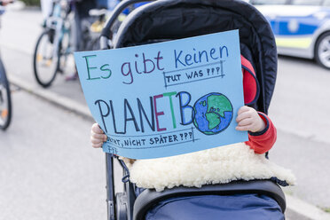 Baby im Kinderwagen mit Plakat auf einer Demonstration für den Umweltschutz - STBF00350