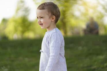 Porträt eines glücklichen Kleinkindes in einem Park - DIGF07056
