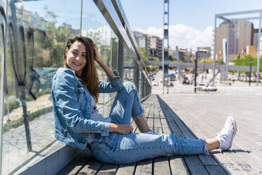 Junge Frau auf dem Boden sitzend in Barcelona - AFVF02949