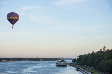 Heißluftballonfahrt über der Wolga in der Unesco-Welterbestätte Jaroslawl, Goldener Ring, Russland - RUNF02110